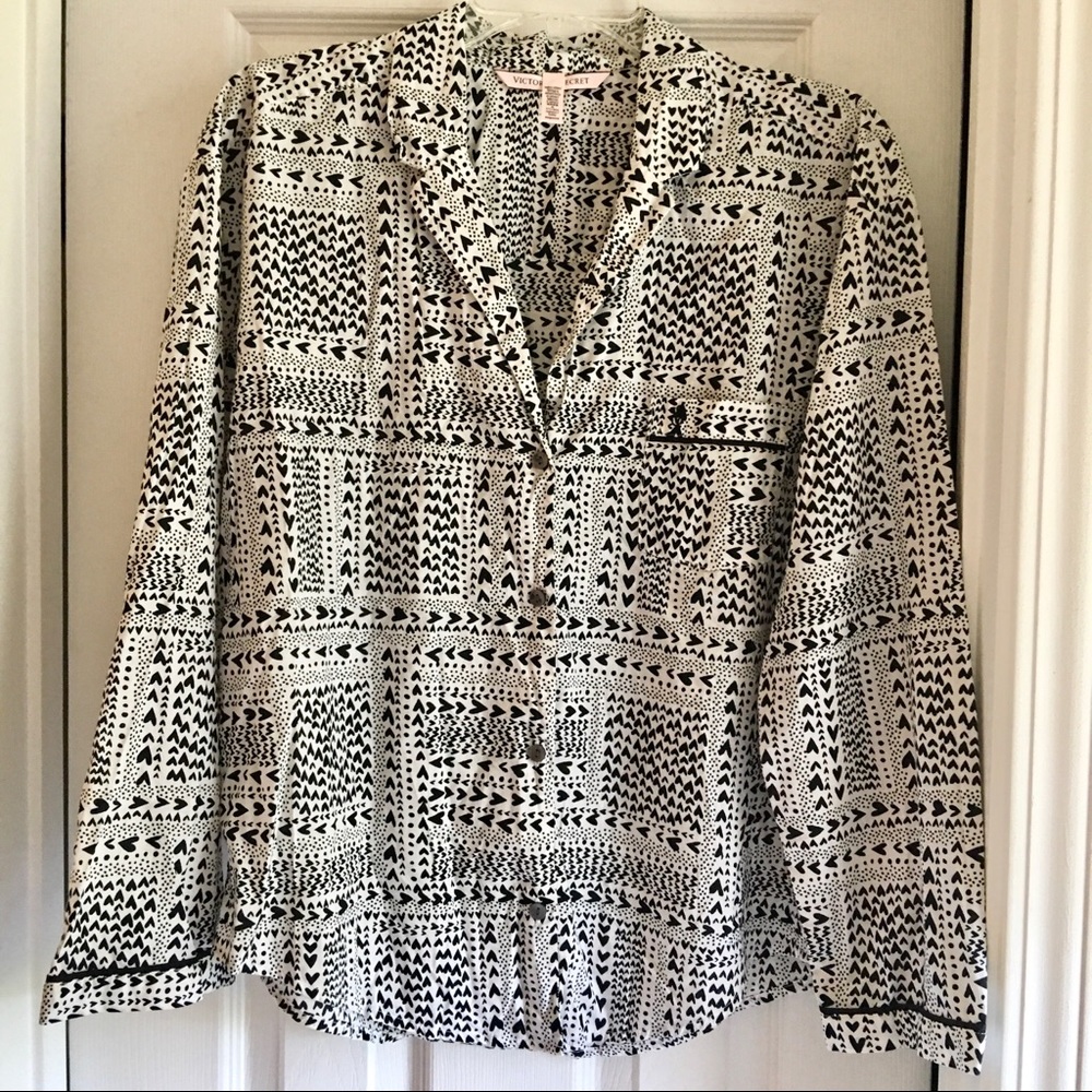 Heart-print Victoria’s Secret sleep 😴 shirt!❤️ - Picture 3 of 11
